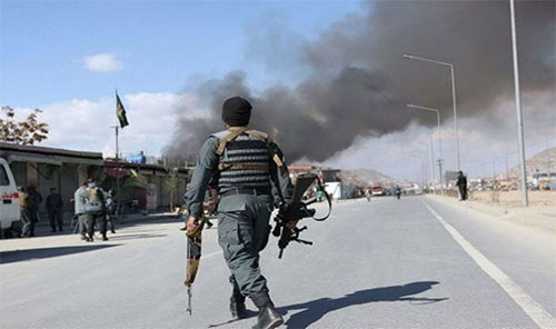 Autoridades afganas aseguran haber abatido a un centenar de talibán